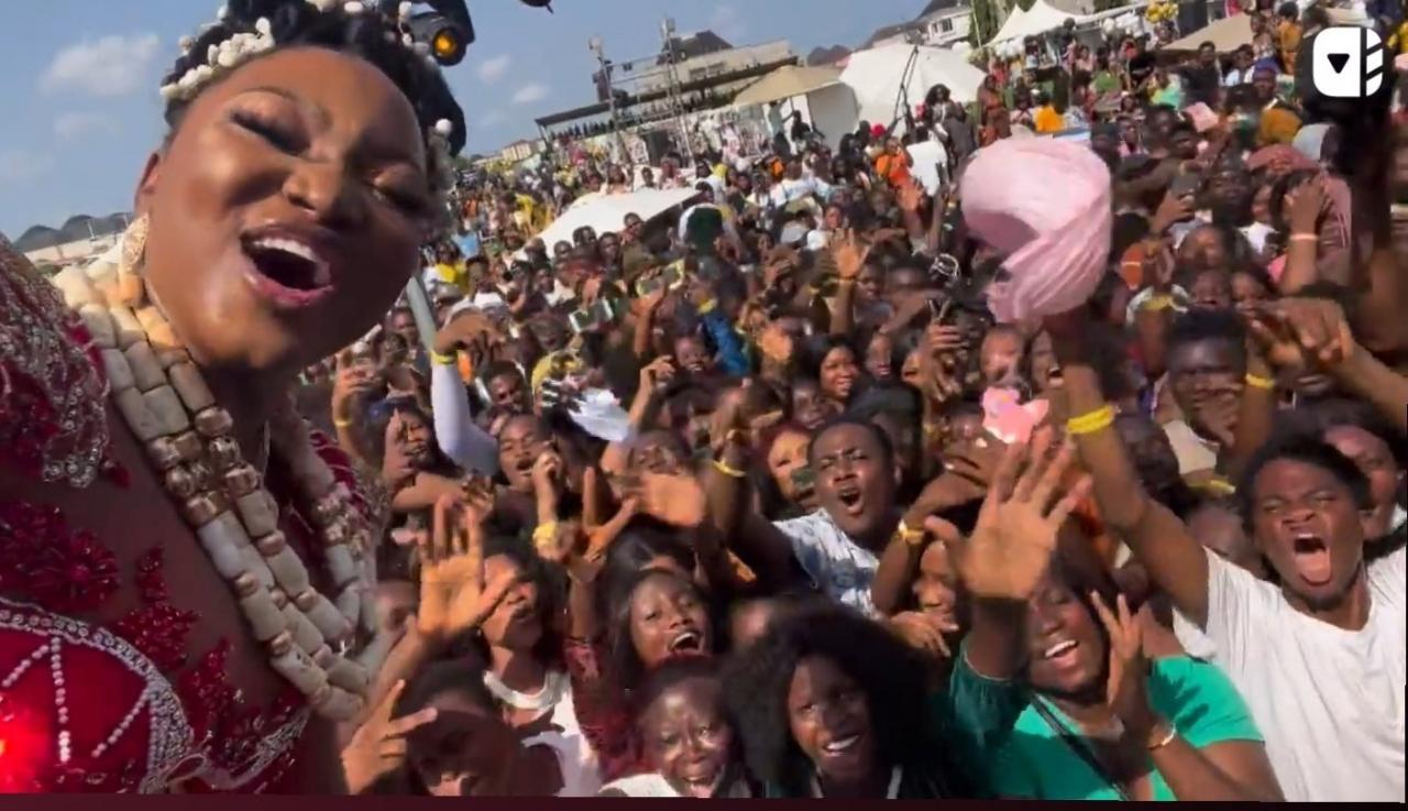 Nigerian Youths go berserk as Influencer Papaya gives out ’10 iPhones and a car’ in celebration of 1 Million Instagram followers. 